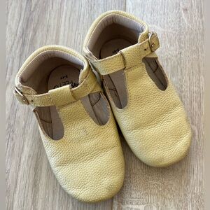 Monkey Feet Cream colored t strap buckle shoes size 9